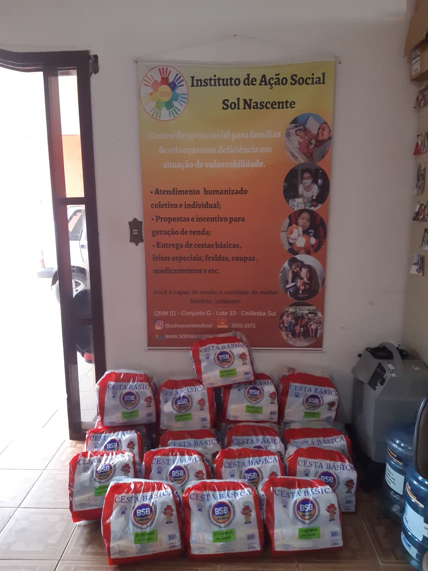 Preparação cuidadosa das cestas de alimentos